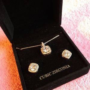 🌺 NIB Cubic Zirconia & Gold Pendant & Earring Set